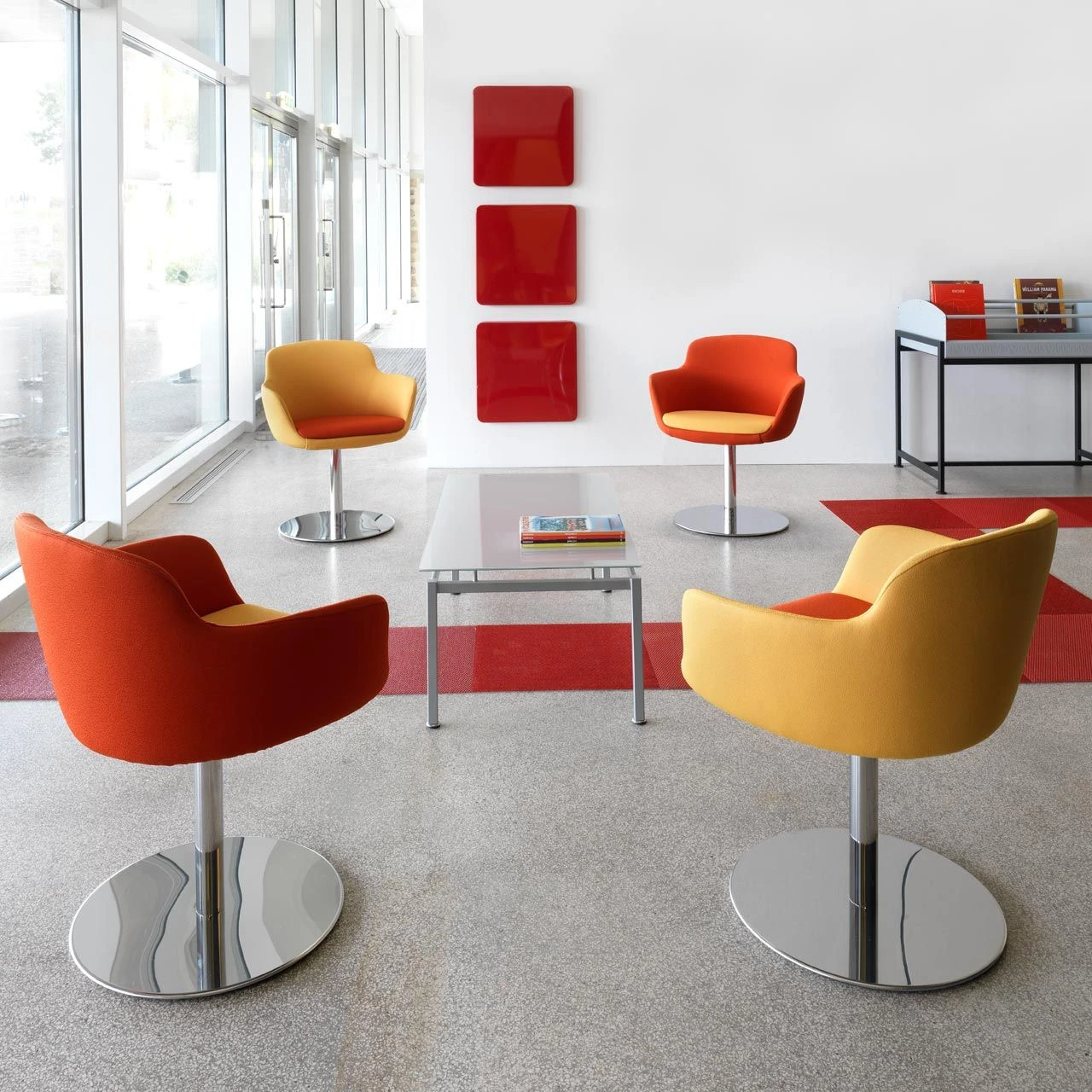 Espace d’accueil DPC lumineux, fauteuils colorés et mobilier en bois